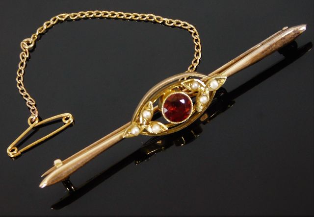 A 15ct gold bar brooch set with garnet & pearl 3.4