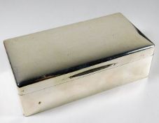 A silver cigar box 493g inclusive of lining