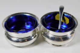 A pair of silver salts with liners 27g