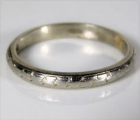 A small platinum band with chased decor 3.5g size