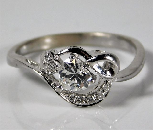 An 18ct white gold ring set with diamonds, centre