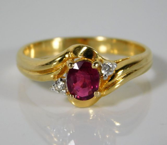 A 14ct gold ring set with diamond & ruby 2.7g size