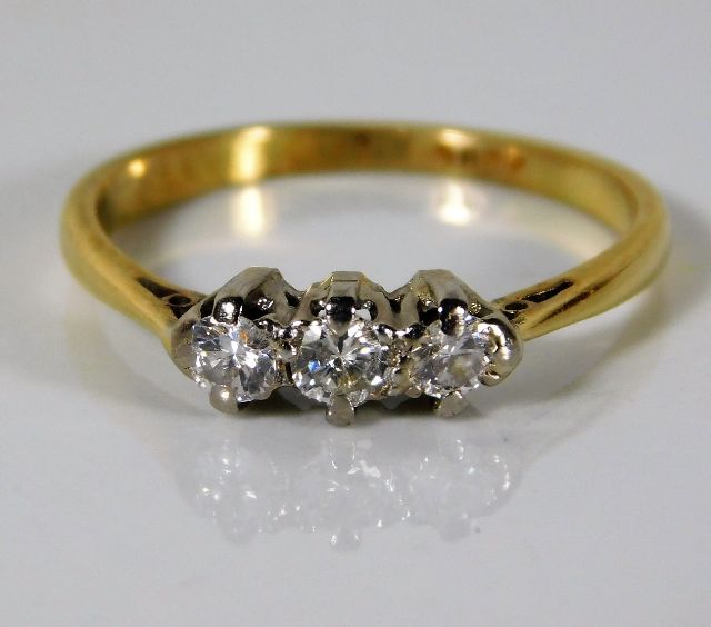 An 18ct gold ring set with approx. 0.25ct platinum