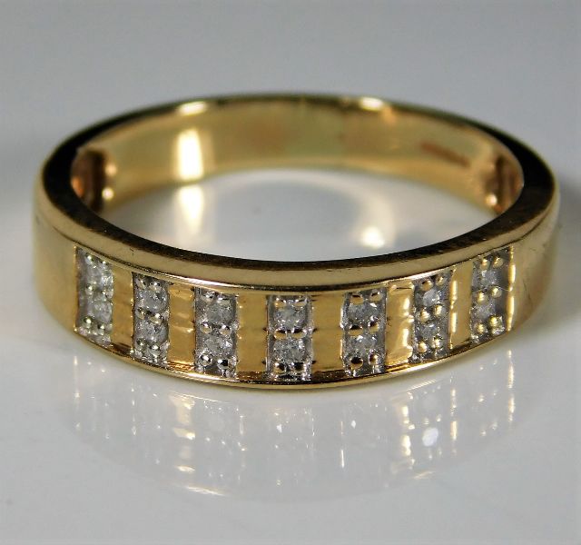 A 9ct gold ring set with 0.25ct diamonds 2.9g size