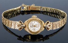 A ladies 9ct gold strap & case Avia watch 17.4g in