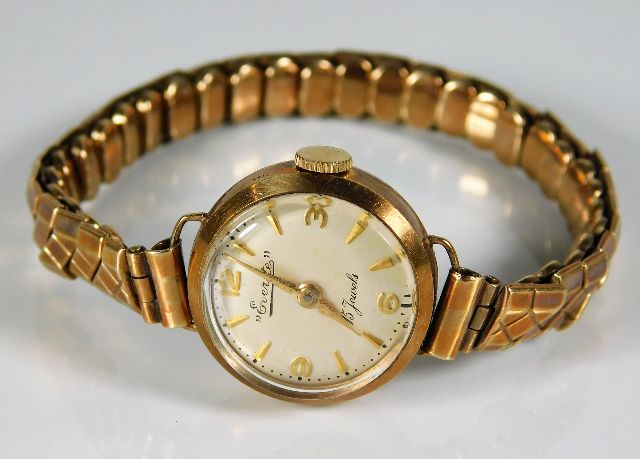 A 9ct gold cased watch with gold strap 19.9g inclu