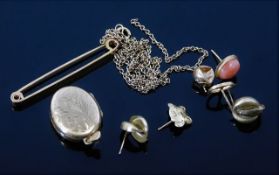 A 9ct gold bar brooch, a 9ct gold locket & other 9