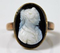 A 9ct gold ring with cameo 4.1g