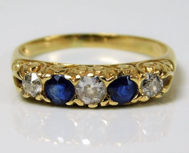 An 18ct gold ring set with approx. 0.35ct diamond