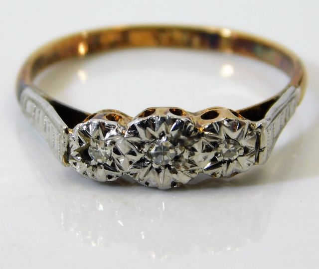 An 18ct gold ring with platinum mounted illusion s