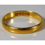 A 22ct gold wedding band 2.8g size Q/R