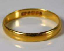 A 22ct gold wedding band 2.8g size Q/R