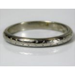 A small platinum band with chased decor 3.5g size L