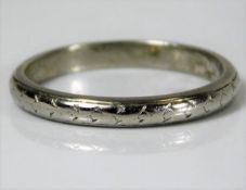 A small platinum band with chased decor 3.5g size L