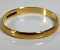 A small 9ct gold wedding band 1g size S