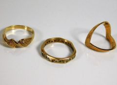Three 9ct gold rings including wishbone 7.4g