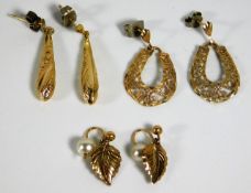 Three pairs of 9ct & yellow metal earrings 4g