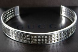An 18ct white gold Gucci bangle with box & sleeve