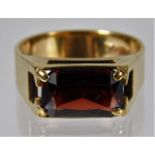 A 9ct gold ring set with garnet 4.9g size P/Q