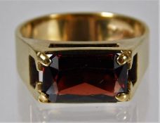 A 9ct gold ring set with garnet 4.9g size P/Q