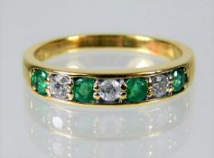 An 18ct gold ring set with emerald & diamond 2.9g