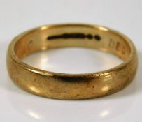 A 9ct gold band 3.8g size S