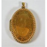 A 9ct gold locket with pie crust edge & inner chas