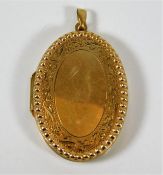 A 9ct gold locket with pie crust edge & inner chas