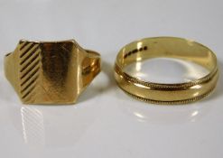 Two 9ct gold rings 4.7g size R & U/V respectively