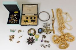 A quantity of costume jewellery item including a V