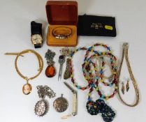 A quantity of costume jewellery items including a