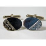 A pair of silver cufflinks with chased decor 4.5g