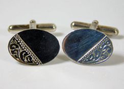 A pair of silver cufflinks with chased decor 4.5g