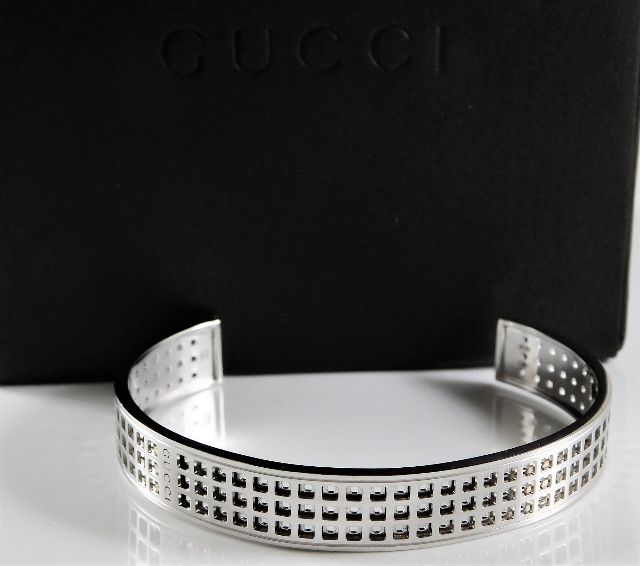 An 18ct white gold Gucci Lariat bracelet with box