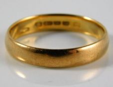 A 22ct band 4.2g size S