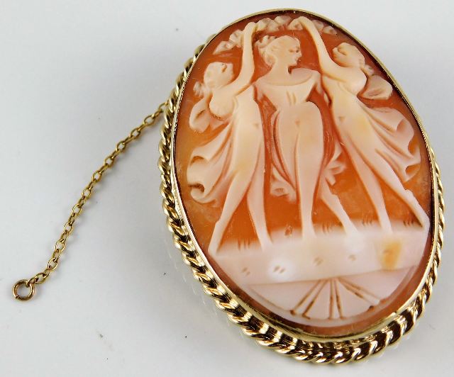 A three graces style 9ct gold cameo brooch