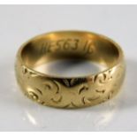A 9ct gold ring with chased decor 2.6g size J
