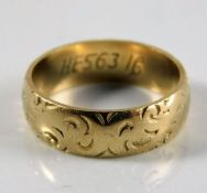 A 9ct gold ring with chased decor 2.6g size J