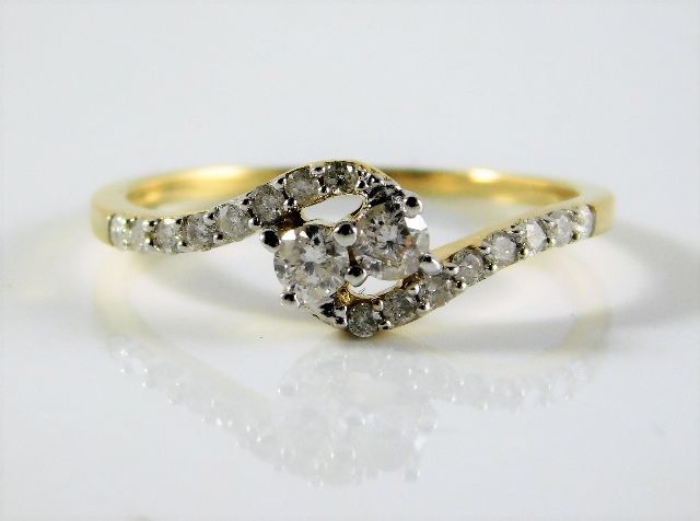 A 9ct gold ring set with approx. 0.33ct diamond