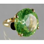 A 14ct green citrine cocktail ring 15.4g size N