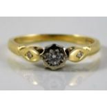 An 18ct gold ring set with small diamond 2.2g size