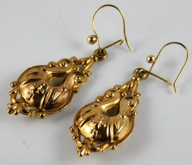 A pair of embossed yellow metal earrings 2.8g