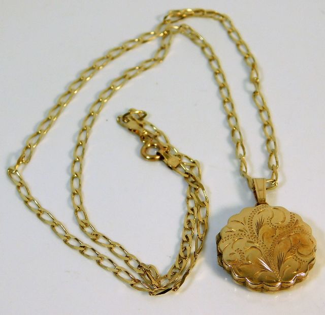 A 9ct gold locket & chain 7.6g
