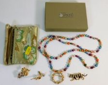 A coloured pearl necklace & four costume brooches