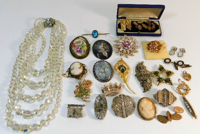 A small quantity of vintage costume jewellery item