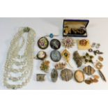 A small quantity of vintage costume jewellery item