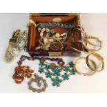 A quantity of costume jewellery items & case