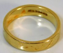 An 18ct gold ring size Q 5.9g
