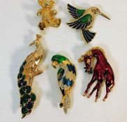 Five decorative costume brooches