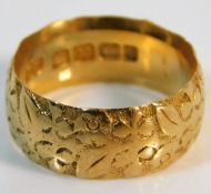An 18ct gold band 6.5g size L